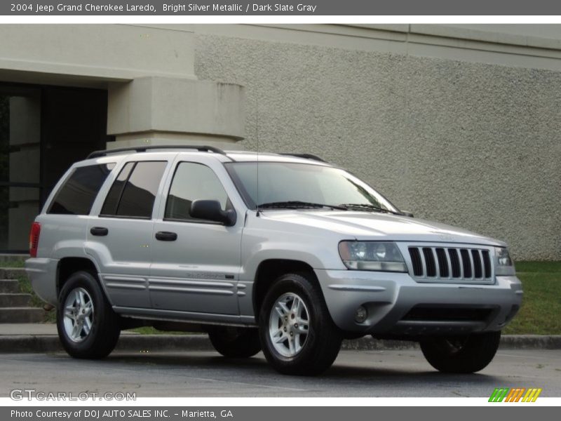Front 3/4 View of 2004 Grand Cherokee Laredo