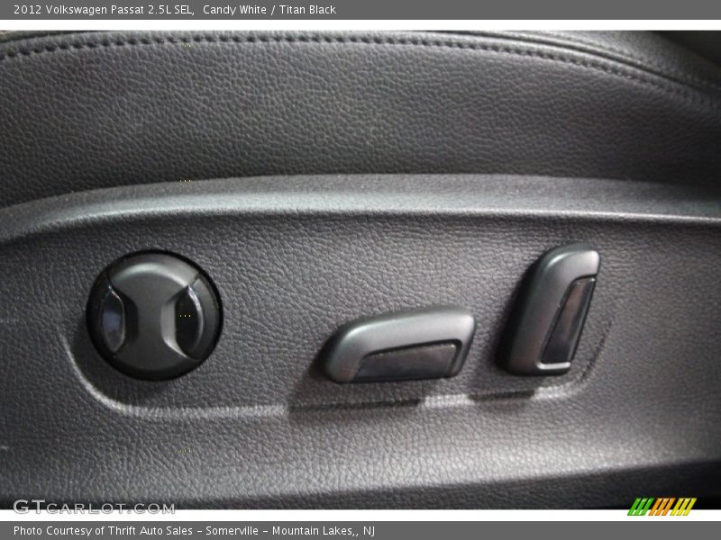 Candy White / Titan Black 2012 Volkswagen Passat 2.5L SEL