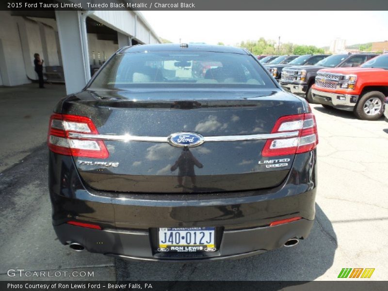 Tuxedo Black Metallic / Charcoal Black 2015 Ford Taurus Limited