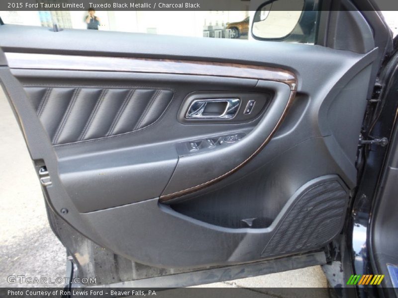 Tuxedo Black Metallic / Charcoal Black 2015 Ford Taurus Limited