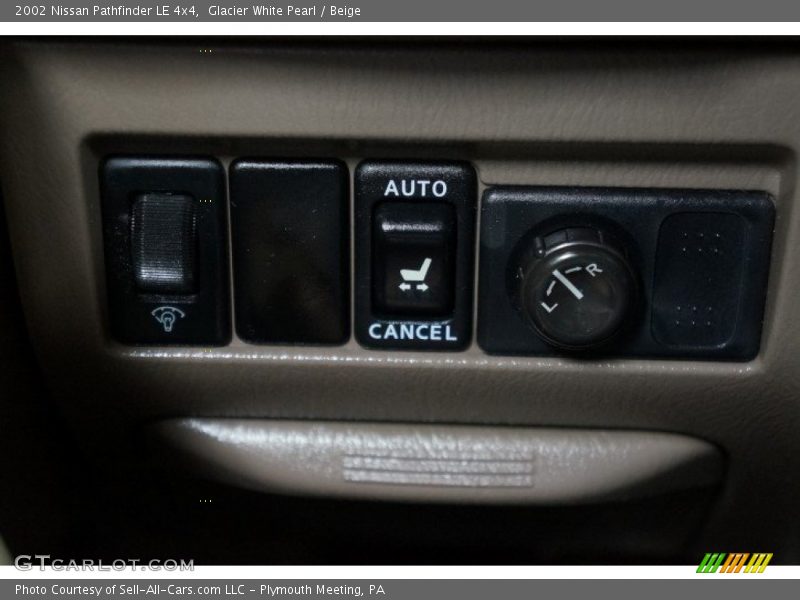 Glacier White Pearl / Beige 2002 Nissan Pathfinder LE 4x4