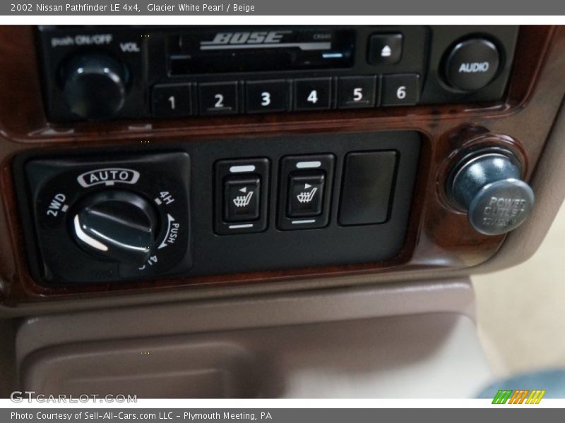 Glacier White Pearl / Beige 2002 Nissan Pathfinder LE 4x4