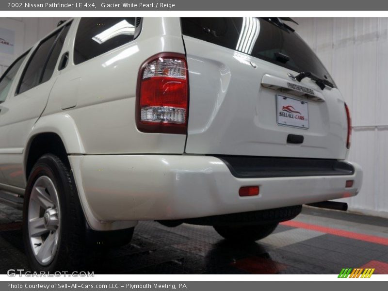Glacier White Pearl / Beige 2002 Nissan Pathfinder LE 4x4