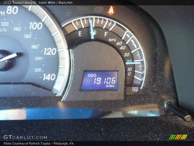 Super White / Black/Ash 2013 Toyota Camry SE