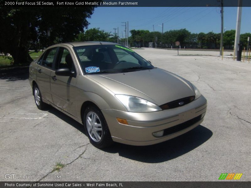Fort Knox Gold Metallic / Medium Parchment 2000 Ford Focus SE Sedan