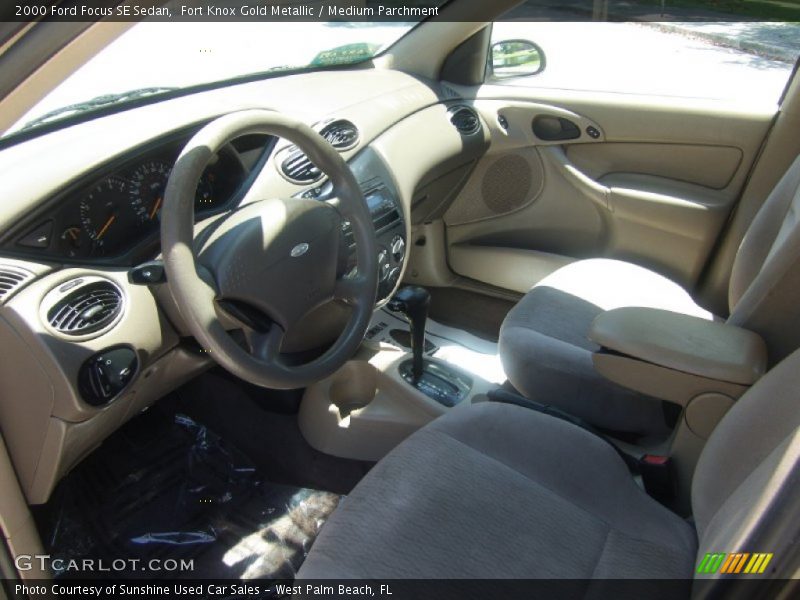 Fort Knox Gold Metallic / Medium Parchment 2000 Ford Focus SE Sedan