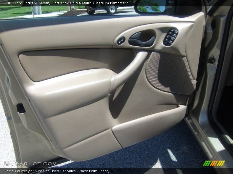 Fort Knox Gold Metallic / Medium Parchment 2000 Ford Focus SE Sedan