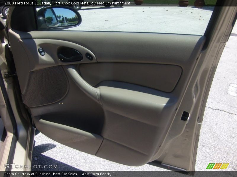 Fort Knox Gold Metallic / Medium Parchment 2000 Ford Focus SE Sedan