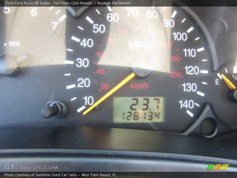 Fort Knox Gold Metallic / Medium Parchment 2000 Ford Focus SE Sedan