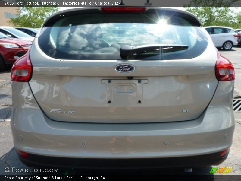 Tectonic Metallic / Charcoal Black 2015 Ford Focus SE Hatchback