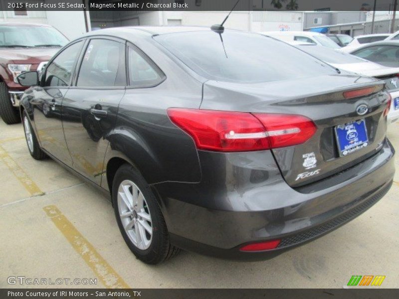 Magnetic Metallic / Charcoal Black 2015 Ford Focus SE Sedan