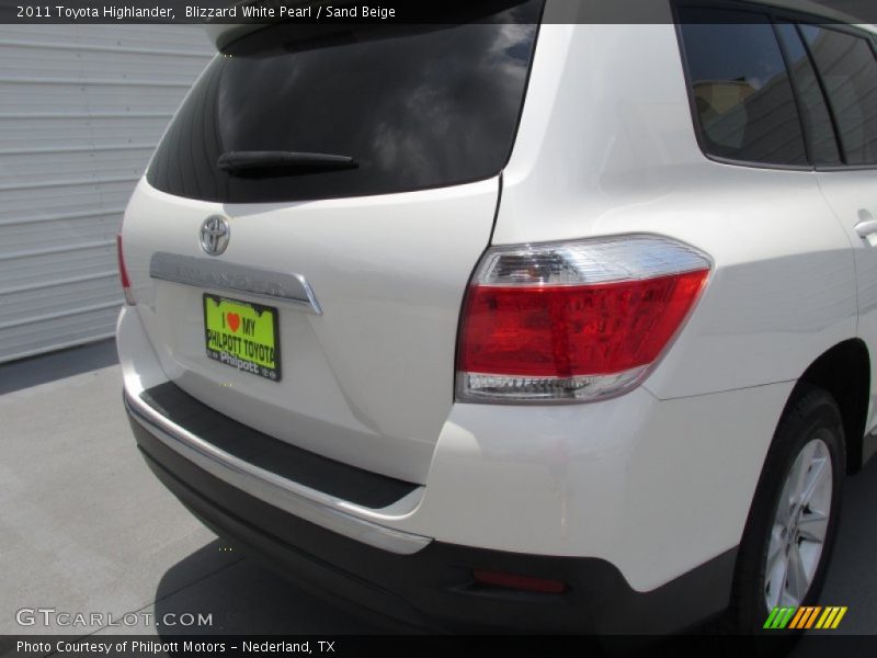 Blizzard White Pearl / Sand Beige 2011 Toyota Highlander