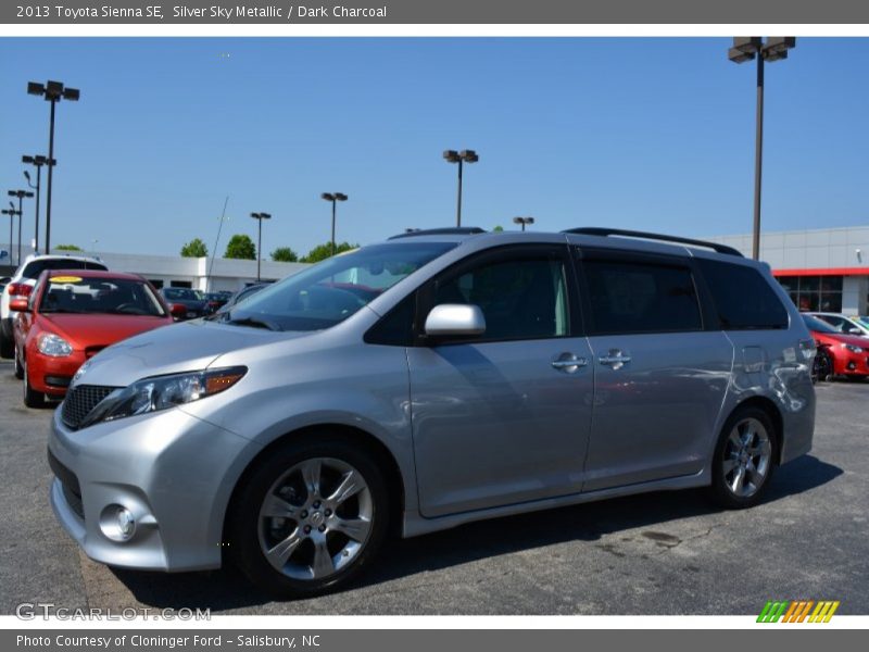 Front 3/4 View of 2013 Sienna SE