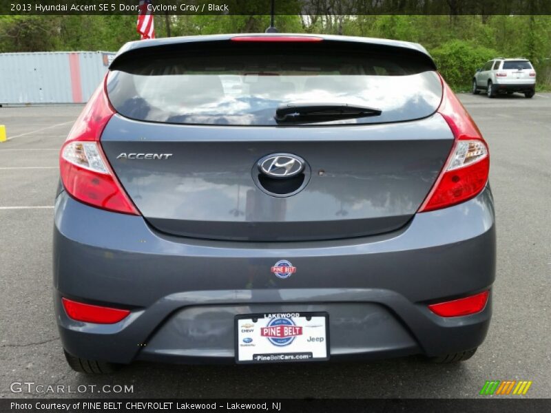 Cyclone Gray / Black 2013 Hyundai Accent SE 5 Door