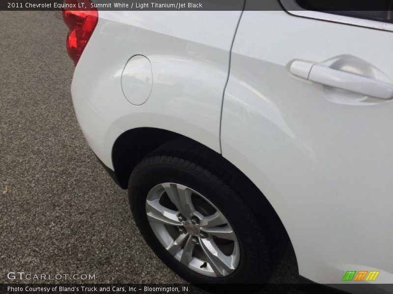 Summit White / Light Titanium/Jet Black 2011 Chevrolet Equinox LT