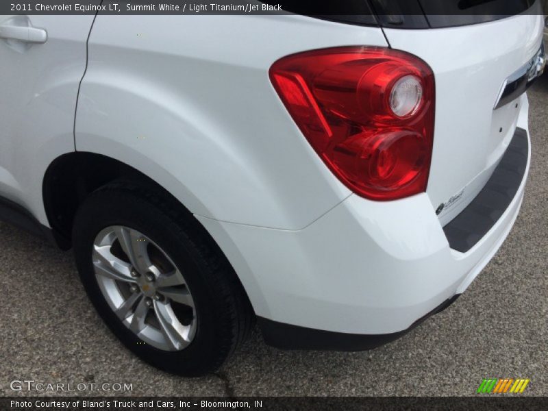 Summit White / Light Titanium/Jet Black 2011 Chevrolet Equinox LT