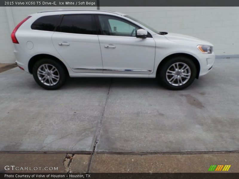Ice White / Soft Beige 2015 Volvo XC60 T5 Drive-E