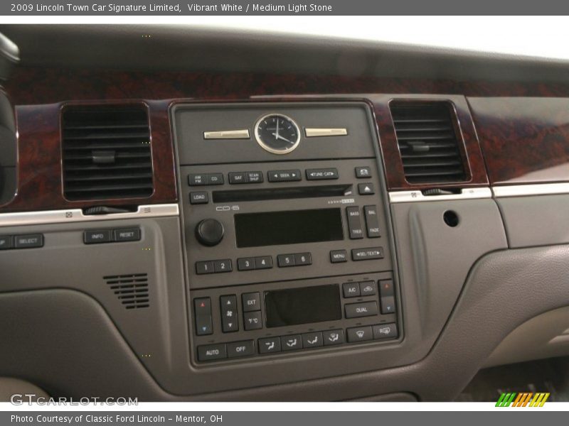 Vibrant White / Medium Light Stone 2009 Lincoln Town Car Signature Limited