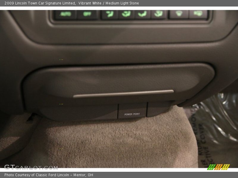 Vibrant White / Medium Light Stone 2009 Lincoln Town Car Signature Limited