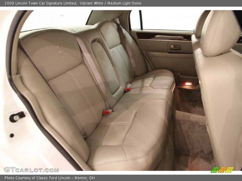 Vibrant White / Medium Light Stone 2009 Lincoln Town Car Signature Limited