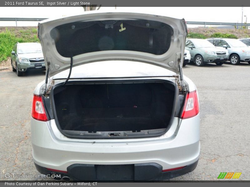 Ingot Silver / Light Stone 2011 Ford Taurus SE