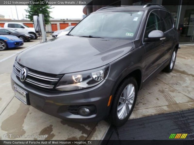 Pepper Gray Metallic / Black 2012 Volkswagen Tiguan SE