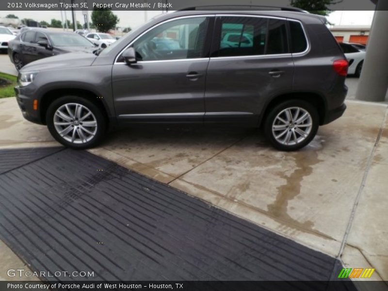 Pepper Gray Metallic / Black 2012 Volkswagen Tiguan SE