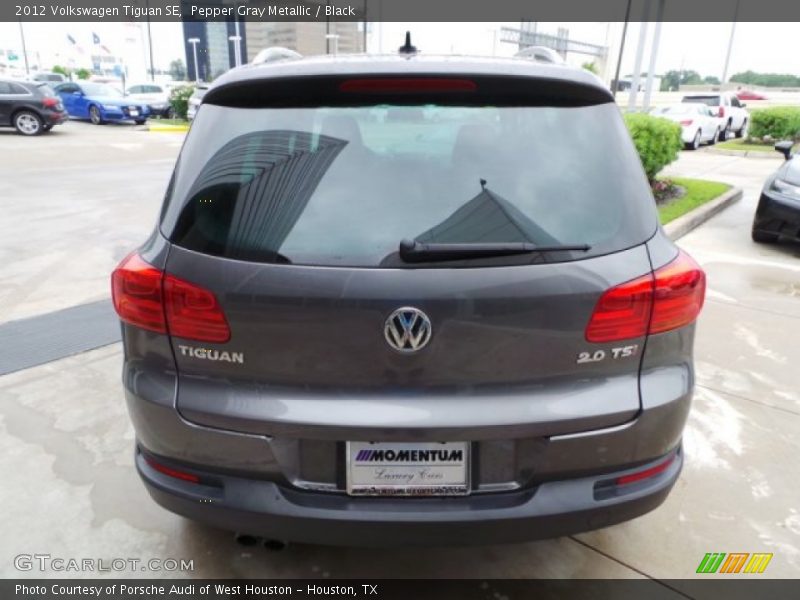 Pepper Gray Metallic / Black 2012 Volkswagen Tiguan SE