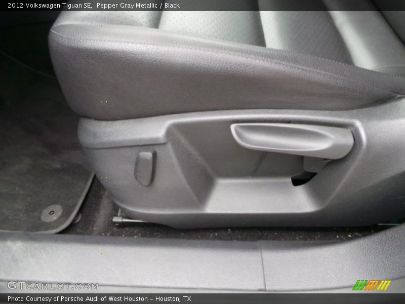 Pepper Gray Metallic / Black 2012 Volkswagen Tiguan SE