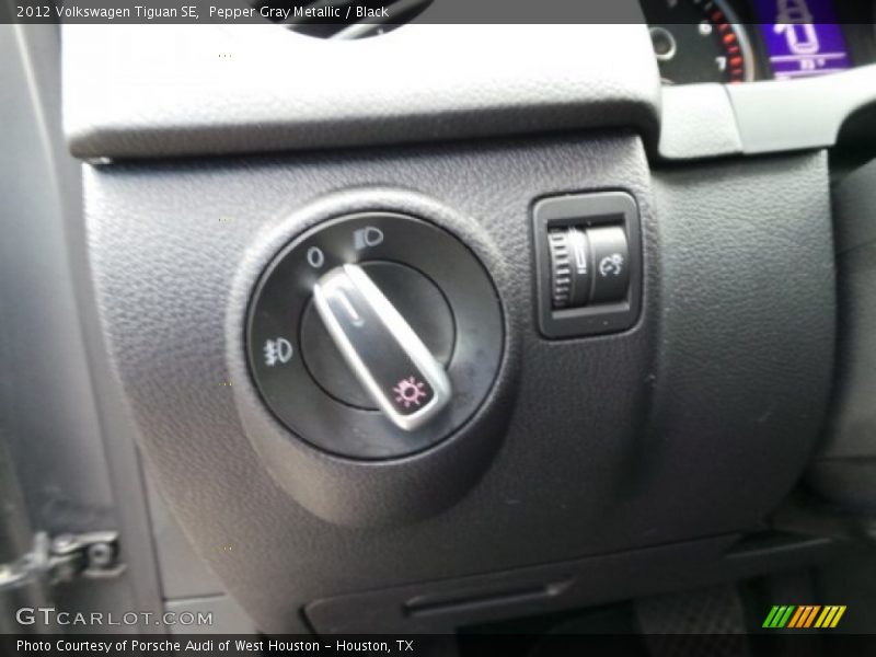 Pepper Gray Metallic / Black 2012 Volkswagen Tiguan SE