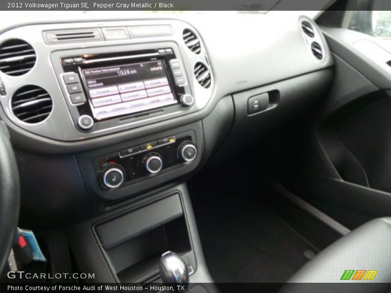 Pepper Gray Metallic / Black 2012 Volkswagen Tiguan SE
