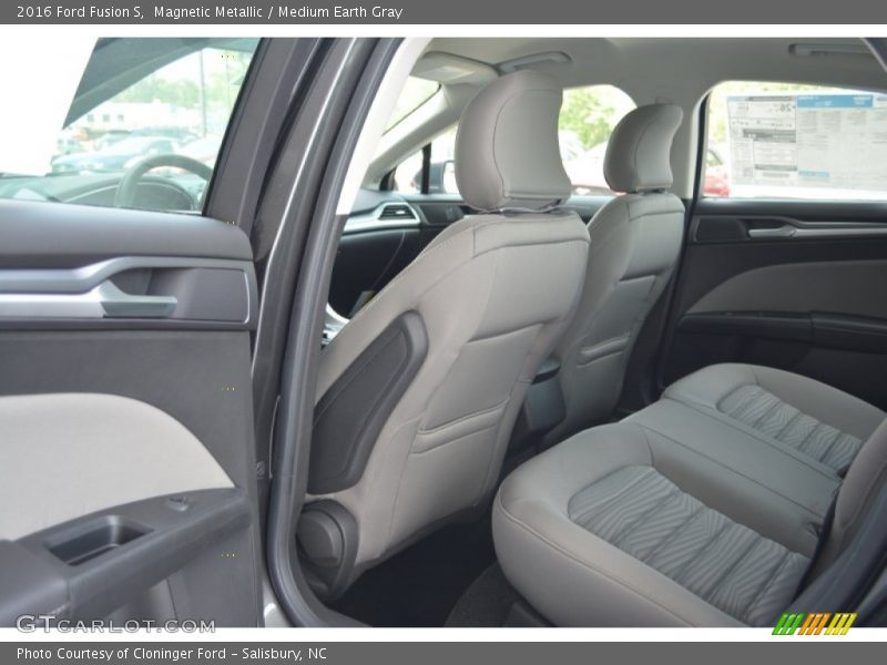 Magnetic Metallic / Medium Earth Gray 2016 Ford Fusion S
