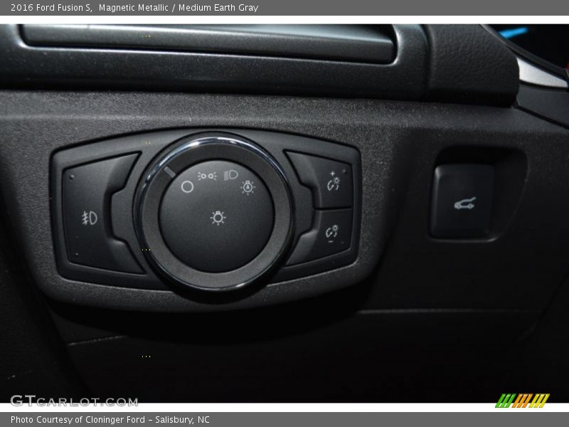 Magnetic Metallic / Medium Earth Gray 2016 Ford Fusion S