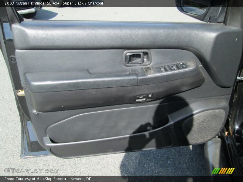 Super Black / Charcoal 2003 Nissan Pathfinder SE 4x4