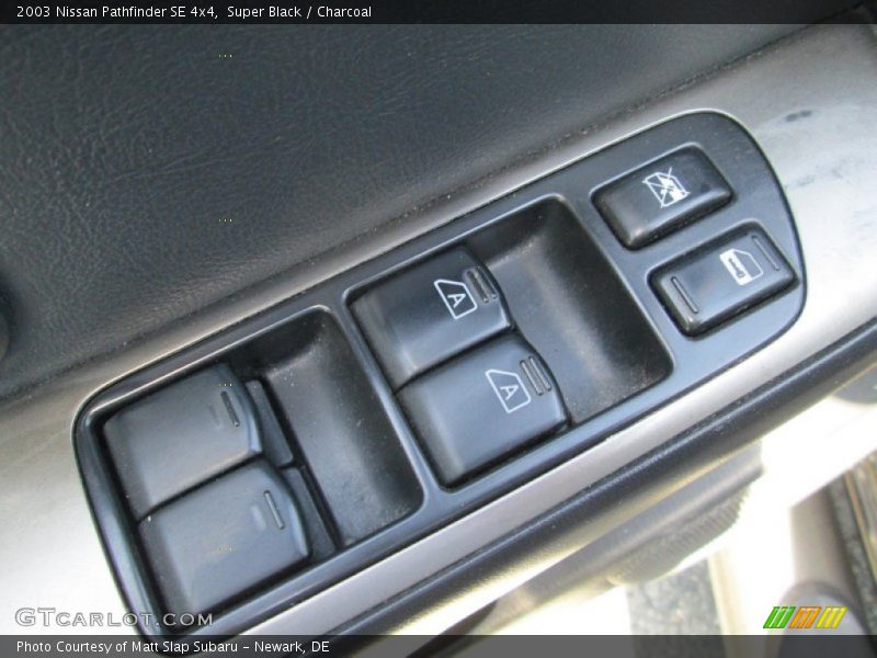 Super Black / Charcoal 2003 Nissan Pathfinder SE 4x4