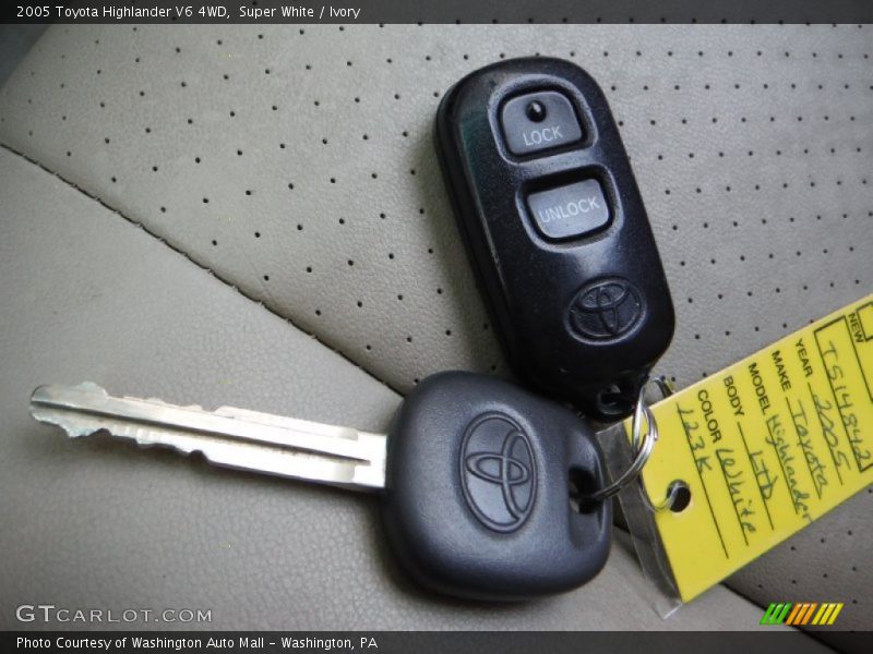 Super White / Ivory 2005 Toyota Highlander V6 4WD