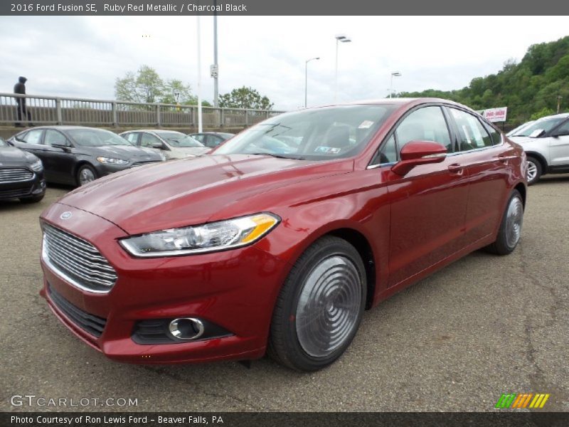 Front 3/4 View of 2016 Fusion SE