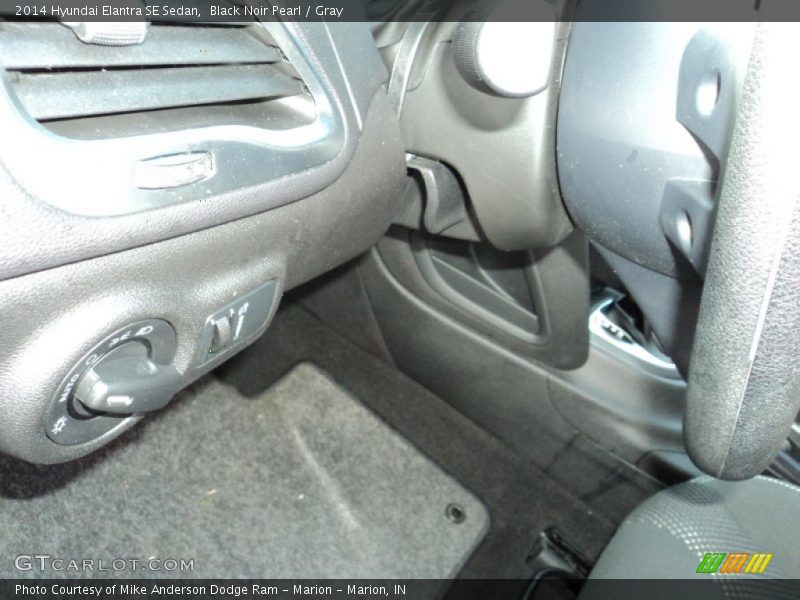 Black Noir Pearl / Gray 2014 Hyundai Elantra SE Sedan