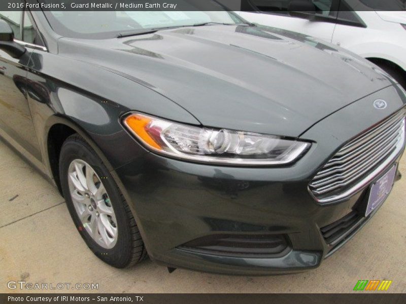 Guard Metallic / Medium Earth Gray 2016 Ford Fusion S