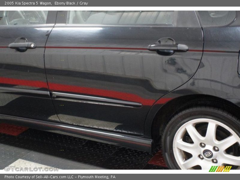Ebony Black / Gray 2005 Kia Spectra 5 Wagon