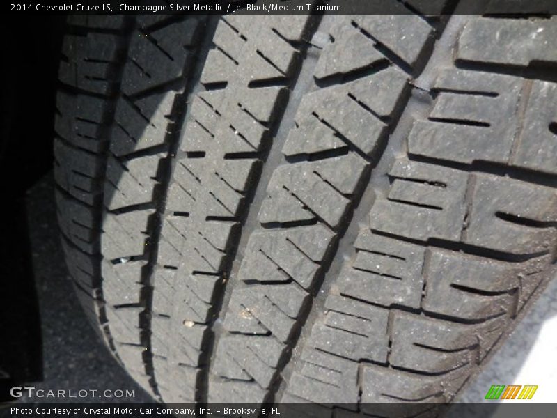 Champagne Silver Metallic / Jet Black/Medium Titanium 2014 Chevrolet Cruze LS