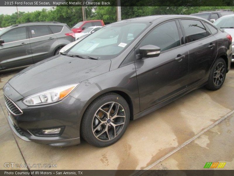 Magnetic Metallic / Charcoal Black 2015 Ford Focus SE Sedan