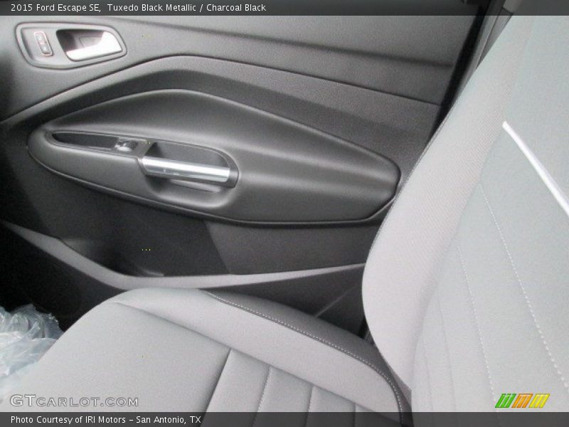 Tuxedo Black Metallic / Charcoal Black 2015 Ford Escape SE