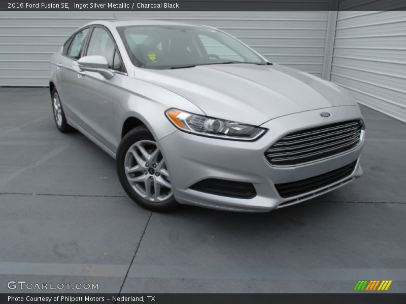 Front 3/4 View of 2016 Fusion SE
