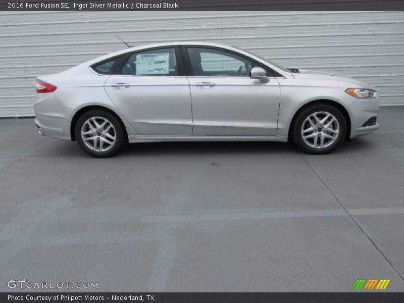 Ingot Silver Metallic / Charcoal Black 2016 Ford Fusion SE