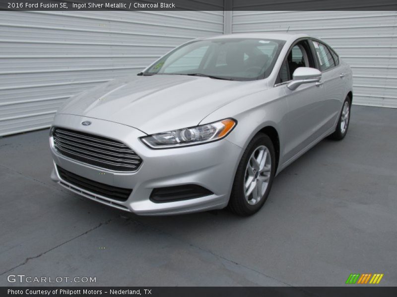 Ingot Silver Metallic / Charcoal Black 2016 Ford Fusion SE