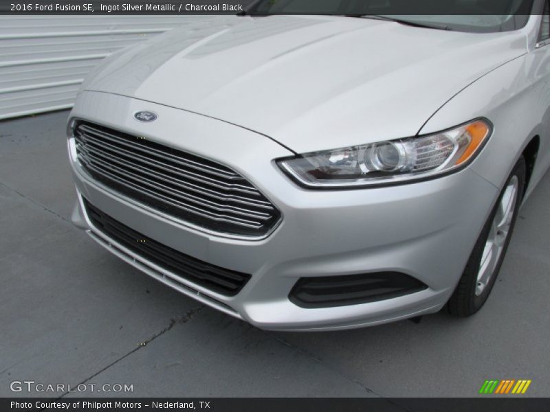 Ingot Silver Metallic / Charcoal Black 2016 Ford Fusion SE