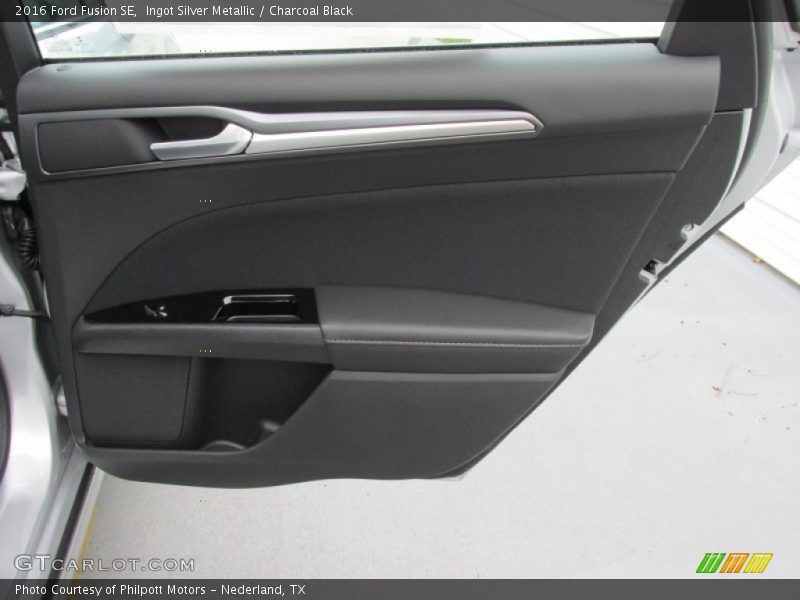 Ingot Silver Metallic / Charcoal Black 2016 Ford Fusion SE