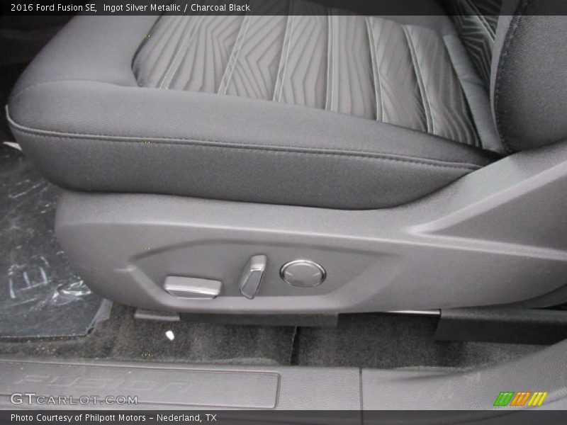 Ingot Silver Metallic / Charcoal Black 2016 Ford Fusion SE
