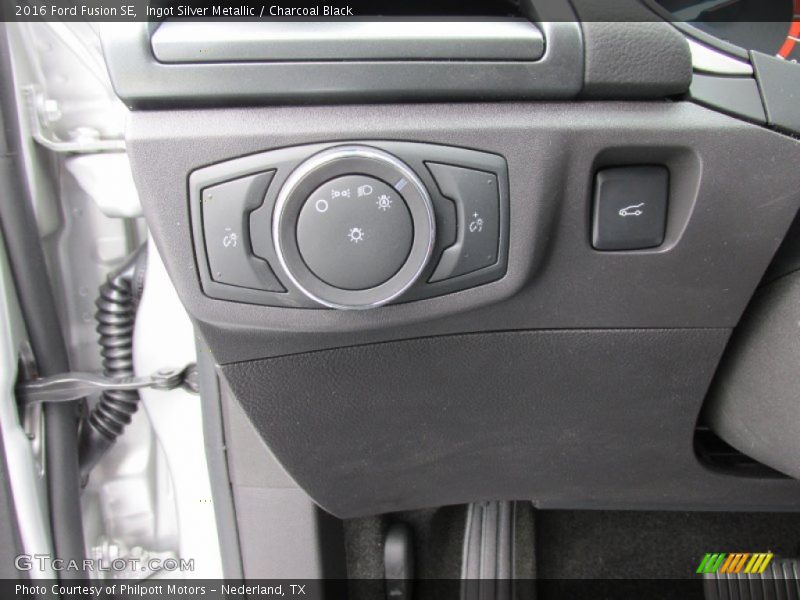 Ingot Silver Metallic / Charcoal Black 2016 Ford Fusion SE